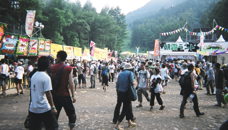 ホワイト・ステージからフィールド・オブ・ヘブンへ行く途中にアバロン・フィールドがあります。アバロン・フィールドはV字型になっており左側が「NGOビレッジ」、右側が「オーガニック・ビレッジ」になっています。「NGOビレッジ」は文字通り非政府組織（NGO）が集まる場所です。