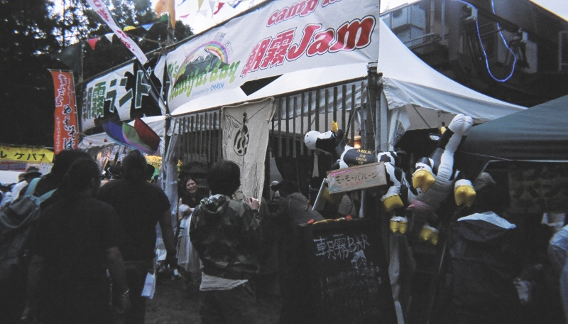 フジロックフェスティバルの主催者であるスマッシュ・コーポレーションは静岡県で「朝霧ジャム」というイベントも主催していますが、朝霧食堂はそのスタッフが出店しています。