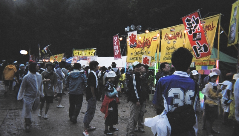 オアシスに次ぐフジロックフェスティバルの食事どころ。ただし、いすはないので基本的に立ち食いです。ドネル・ケバブは人気が高い。