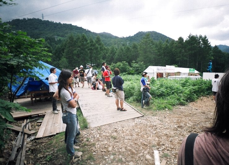 ボードウォーク入り口の向かい側にある建設途中のボードウォーク。グリーン・ステージへの別ルートになるようです。04年はホワイト・ステージの男性用トイレへ行く道として使われていました。