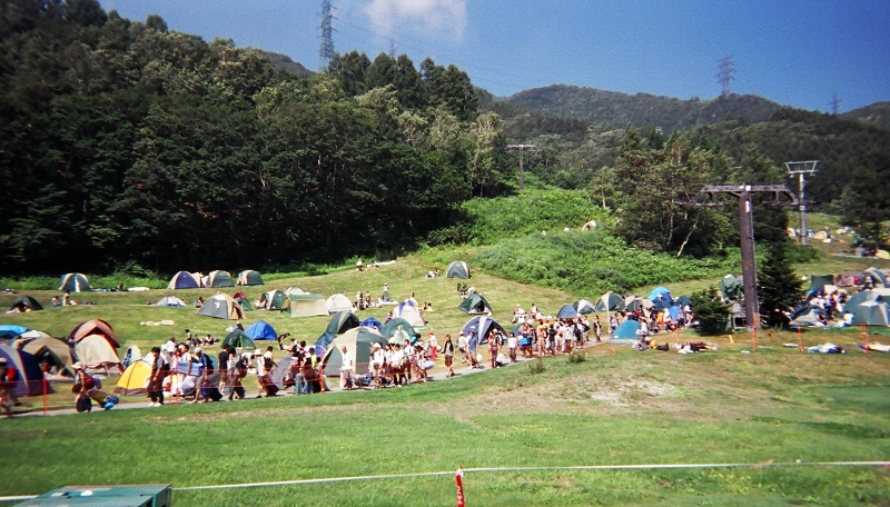 キャンプサイトを去る人の行列。最終日翌日の午前中に撤収しなければなりません。