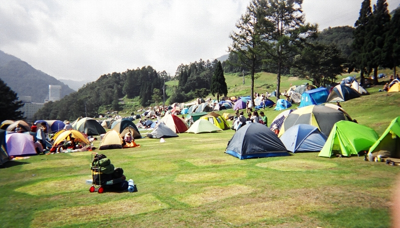 テントのあとが残る芝生。 