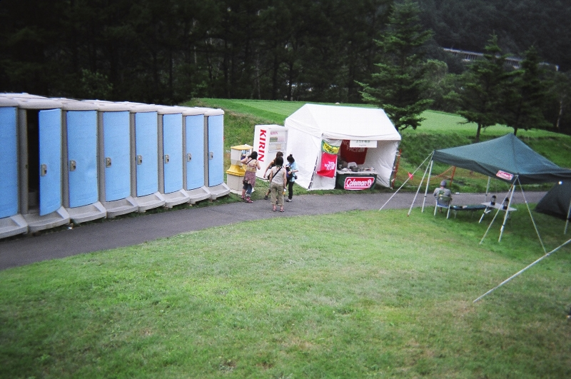 「Dサイト」の奥にあるトイレと洗面所。相談所もあります。手前にテントがないのは斜面だから。