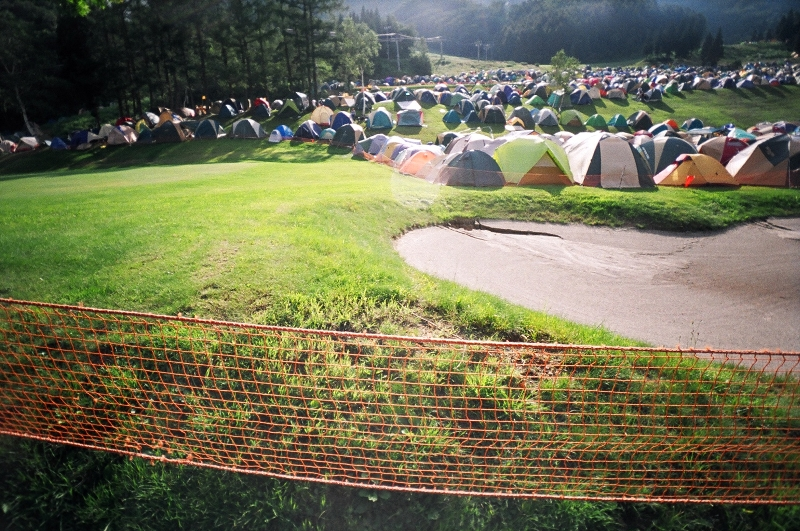 キャンプサイトはゴルフ場を転用している。グリーンやバンカーは立ち入り禁止。