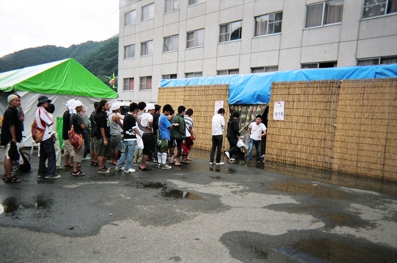 シャワー。03年に一度使用しましたが、水ではなく「冷水」でした。一度に5人程度しか入れないので込んでいるときは当然並びます。中は荷物を置くための棚しかないので貴重品は置かない方が賢明でしょう。 