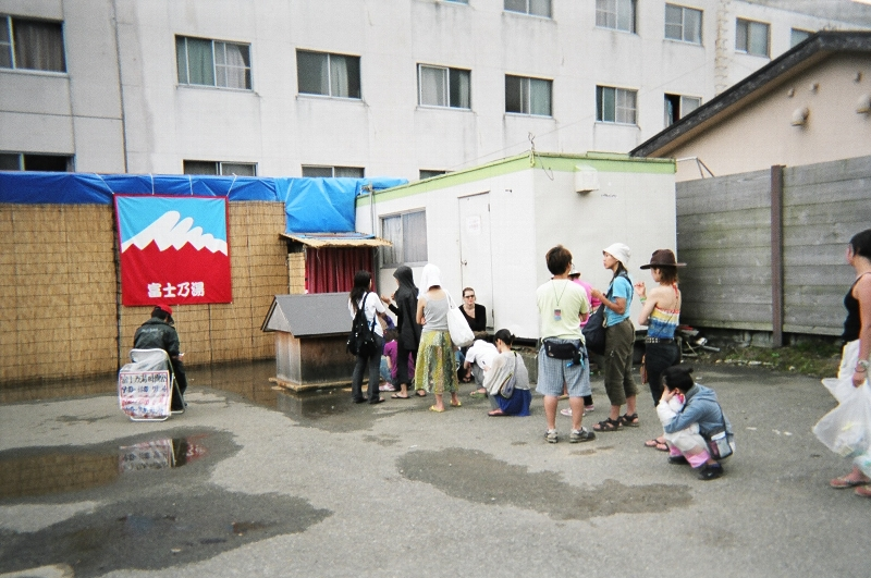 「富士の湯」。簡易の風呂です。一度に10人程度入れます。シャワーは2基あり、ここで頭を洗います。湯はお世辞にもきれいとは言えません。時間ごとに男女交替制なのであらかじめ時間を確認しておく必要があります。24時間やっていますが、男女の交替時は行列ができています。案内人は特にいませんが、1人出たら1人入るというシステムが利用者により自発的に行われています。 