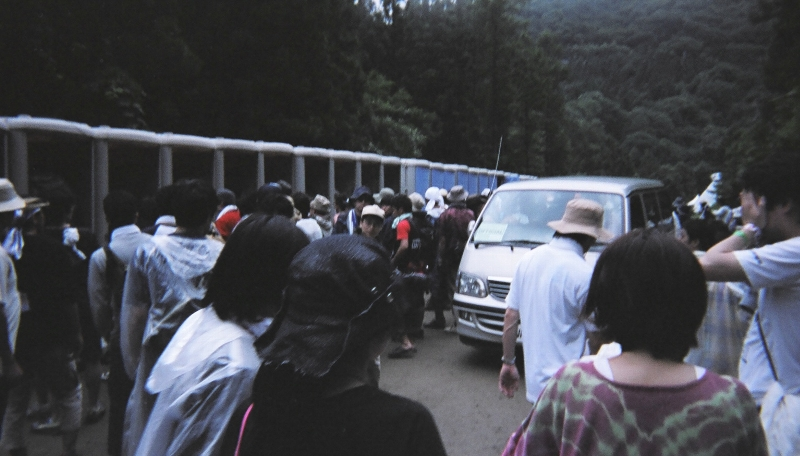 トイレの行列の中をそのまま通過していく業務車両。非常に危険です。フジロックフェスティバルの改善すべき点のひとつ。