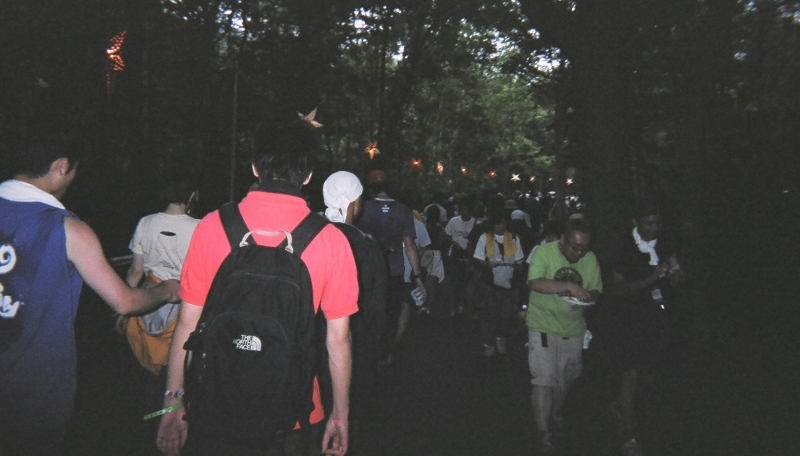 ホワイト・ステージへの道はかなり長距離です。大人の男性でも5分では行けません。走るのは危険です。