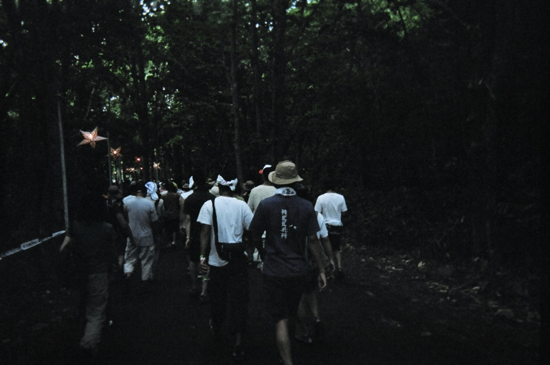 夕方から夜間の移動はライトが必要です。曇っている日は昼でもかなり暗い。 