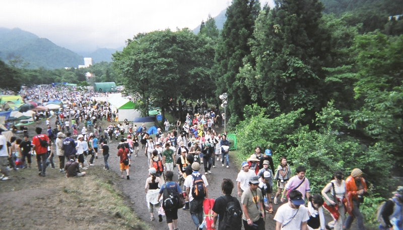 アーティスト公式グッズ売り場からグリーン・ステージ方面を望む。 