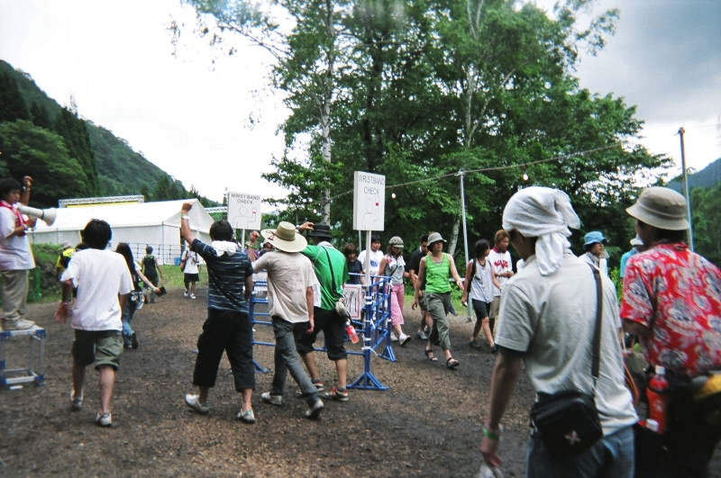 リストバンドのチェック。リスト・バンドを付けている方の腕を上げるよう指示されます。 