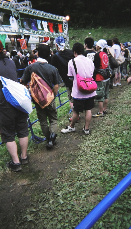 行列のために轍ができています。 