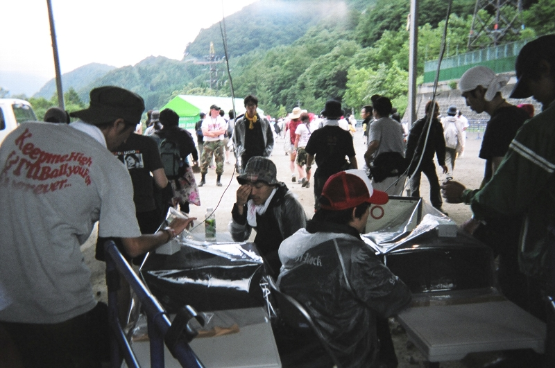 リストバンドにICチップがついており、それを機械にかざして「ピンポーン」と鳴れば入場できます。IC化は04年からです。読みとり機はヤフーBBのマークがついていました。