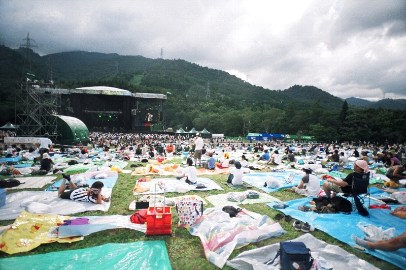 通路より前方はレジャーシートを敷きます。いすやクーラーボックスは持ち込みが許可されています。