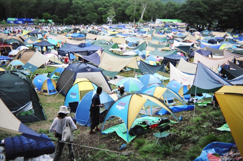 最後方は斜面です。 