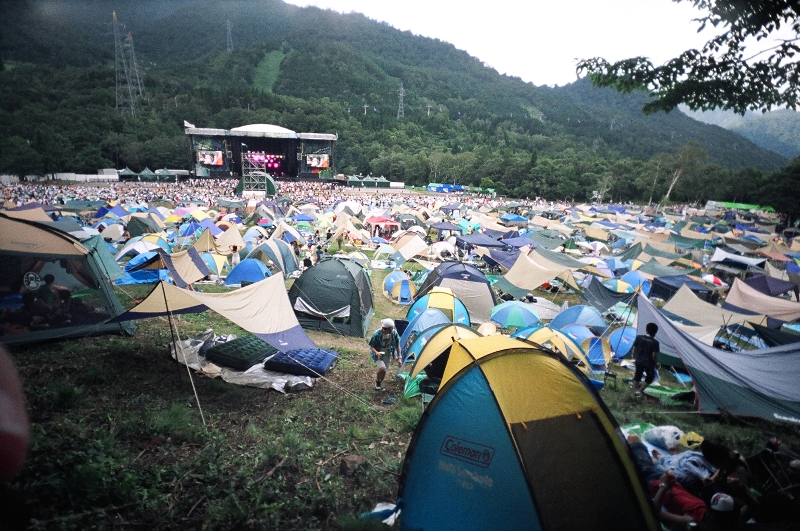 各ステージの後方はレジャーシート、タープが許可されています。タープはグリーン・ステージ以外のところで見かけることはあまりありません。テントはステージへの視界がさえぎられるので許可されていません。フジロックフェスティバルの場合、通常昼から夜にかけてずっと会場内ですごすことになりますが、休憩や待ち合わせなどに使う「拠点」があった方が非常に便利です。ただし、タープは各日の公演終了後撤去しなければなりません。設営は毎日行うことになりますが、いい場所は開場後すぐ取られます。