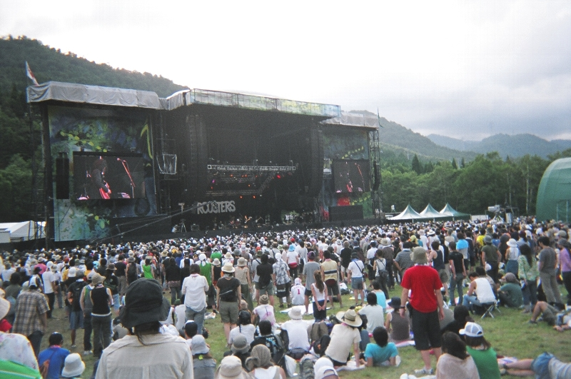 フジロックフェスティバルのメーン・ステージ。会場内にあるステージで映像設備があるのはグリーン・ステージだけなので、音楽と映像のコラボレーションが可能なのはここだけです。写真はルースターズ解散ライブのとき。