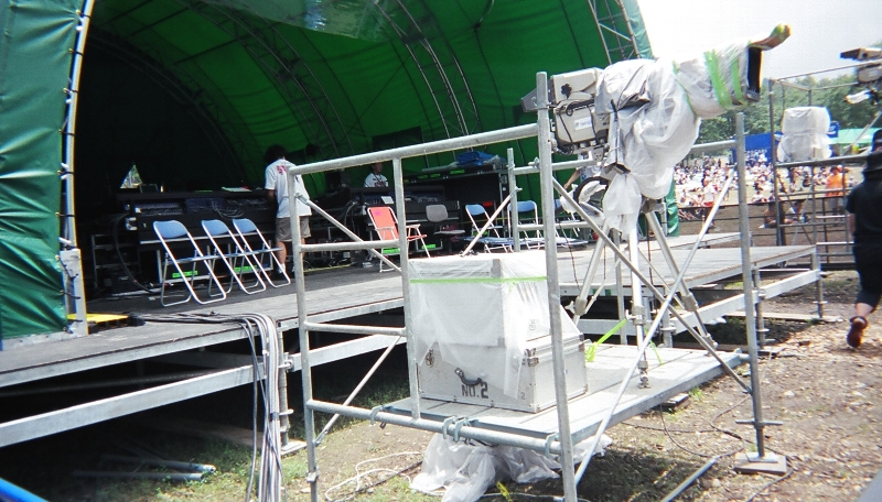 観客エリアの真ん中にあるステージ管制施設。 