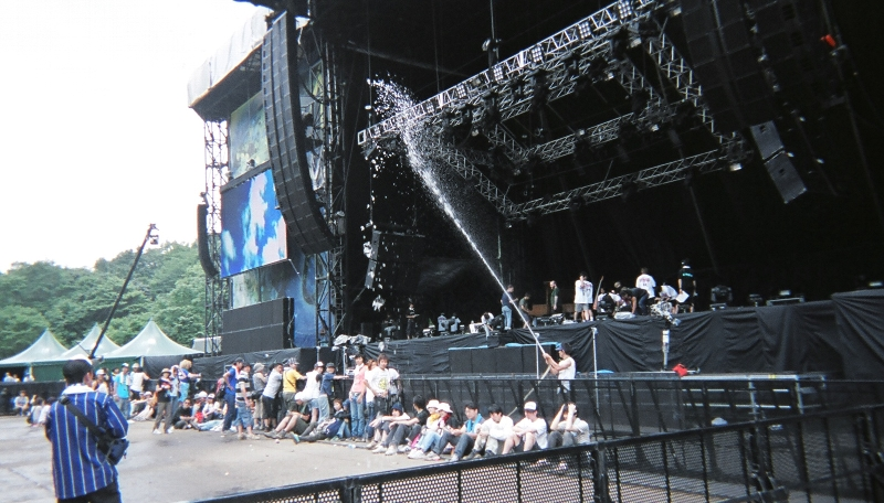 砂ぼこり防止のためか観客エリアを水まきします。熱中症防止のため観客に水をかけることもあるそうですが、見たことはありません。