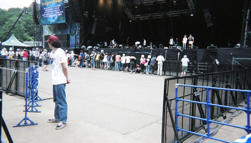 グリーン・ステージ最前列。目当てのアーティストがある人は早い時間からここで場所を確保するようです。