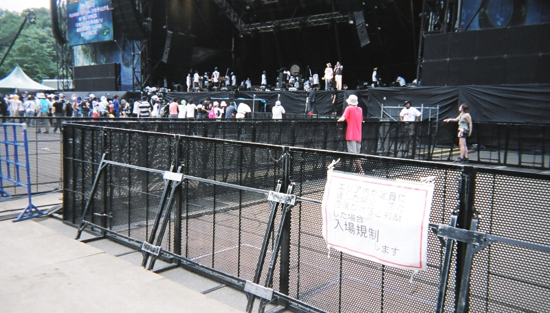 人気アーティストの場合、入場制限をされることがあります。 