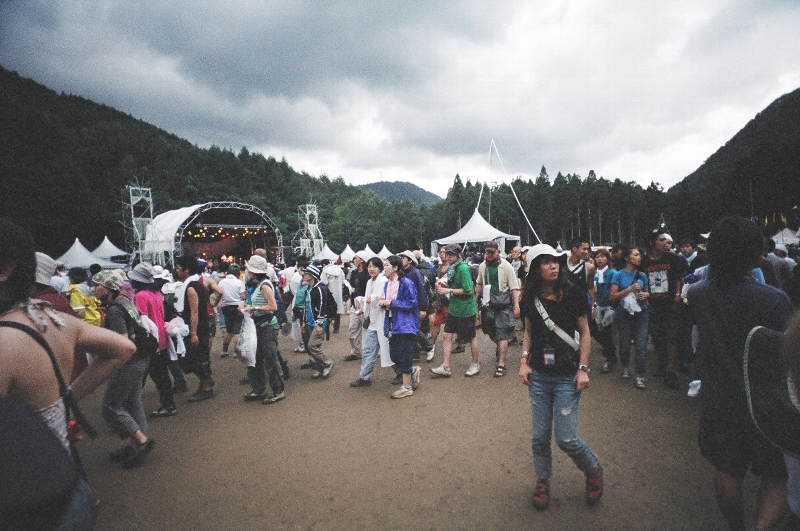 フィールド・オブ・ヘブンはフジロックフェスティバルで3番目に大きいステージですが、ステージよりもフィールド・オブ・ヘブンそのものの雰囲気に人気があります。自然と最も調和しているステージと言えるでしょう。