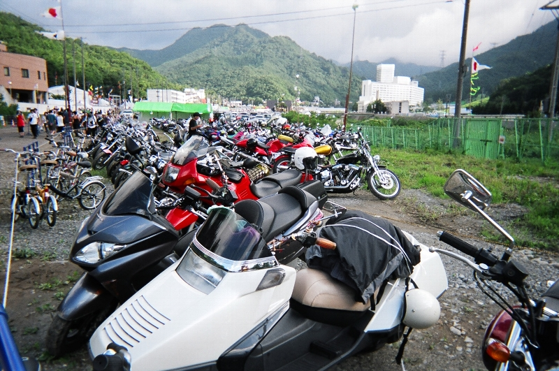 「ストリート・バイカーズ」の前が駐輪場。バイク、自転車で会場に来る人は駐車券が不要です。会場に最も近い駐車場とも言えます。