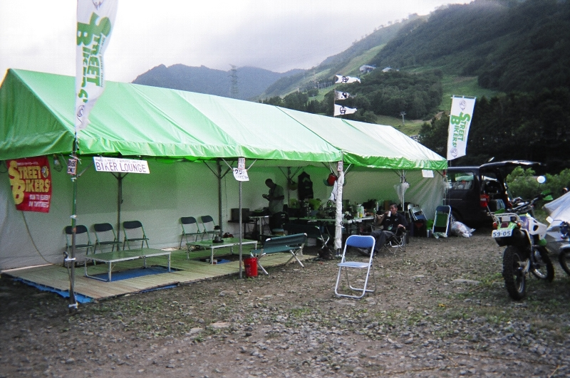 バイク雑誌、「ストリート・バイカーズ」のバイカー用休憩所。場外にあります。 