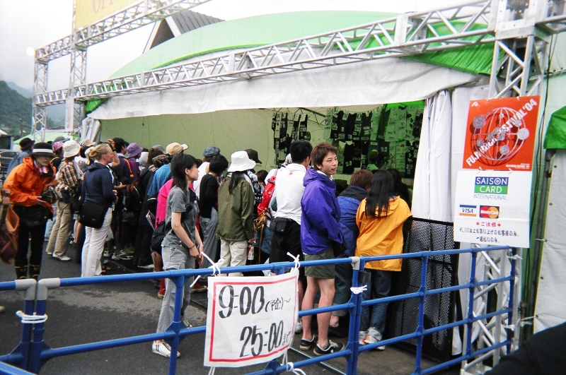 開店は9時から25時まで。クレジットカードも使えます。 