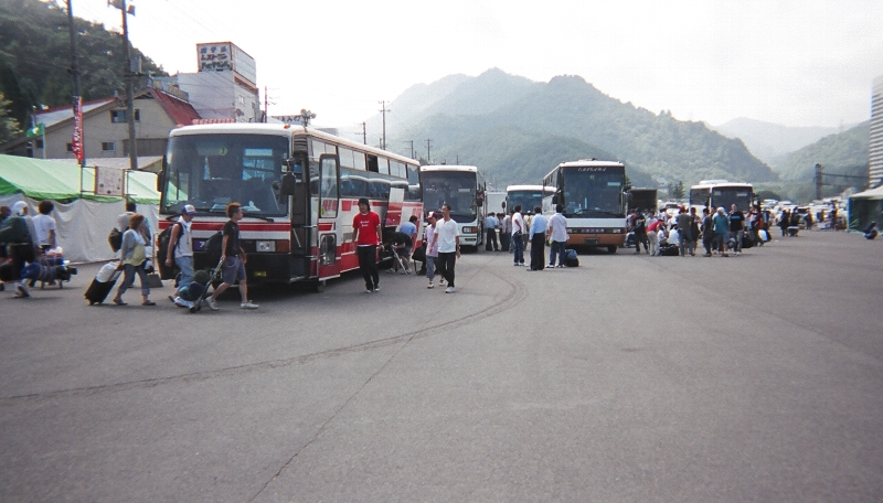 最終日翌日の午前中は、リストバンド交換所の前が長距離バス、ツアーバスの乗り場となります。田代、みつまた、越後湯沢への路線バス、臨時バスは苗場プリンスホテルの南側にあるのでそこまで歩いていきます。