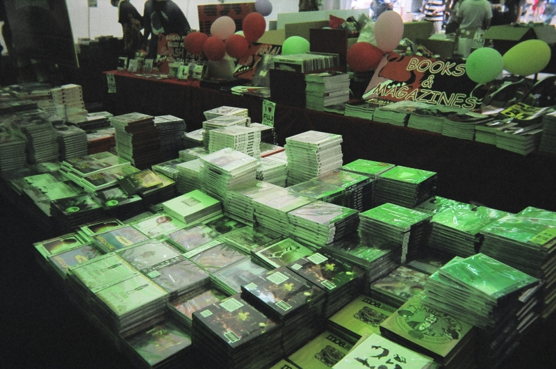 出演アーティストのCDをほぼすべてそろえた岩盤の店。アナログ盤、雑誌、書籍もあります。 