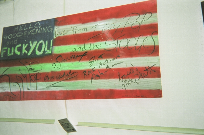 岩盤の店内にあるイギー・ポップ＆ザ・ストゥージズのサイン。03年のホワイト・ステージ2日目のトリでしたがグリーン・ステージのビョークと重なってしまいました。