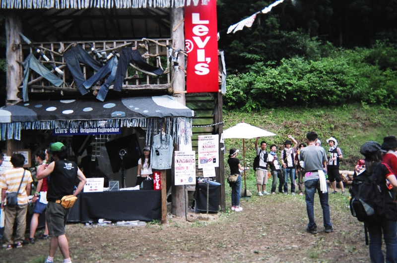 キッズランドはジーンズ・メーカー「リーバイス」の協力で運営されています。フジロックフェスティバル限定のTシャツ等も売っています。