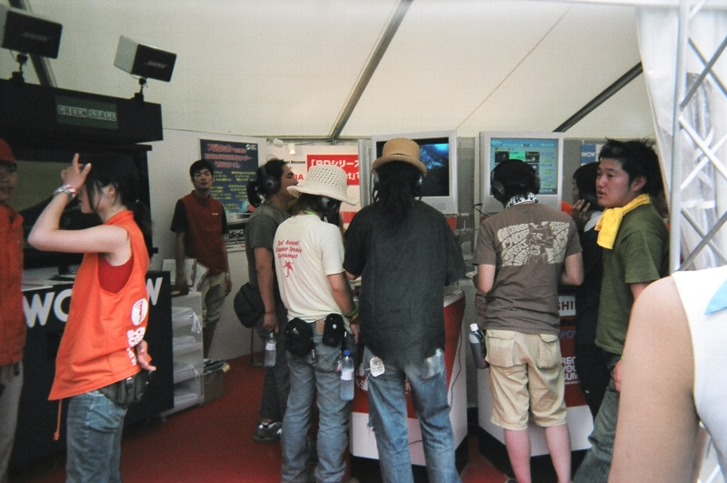 フジロックフェスティバル公式テレビのWOWOWブース。過去のフジロックフェスティバルの一部を見ることができます、