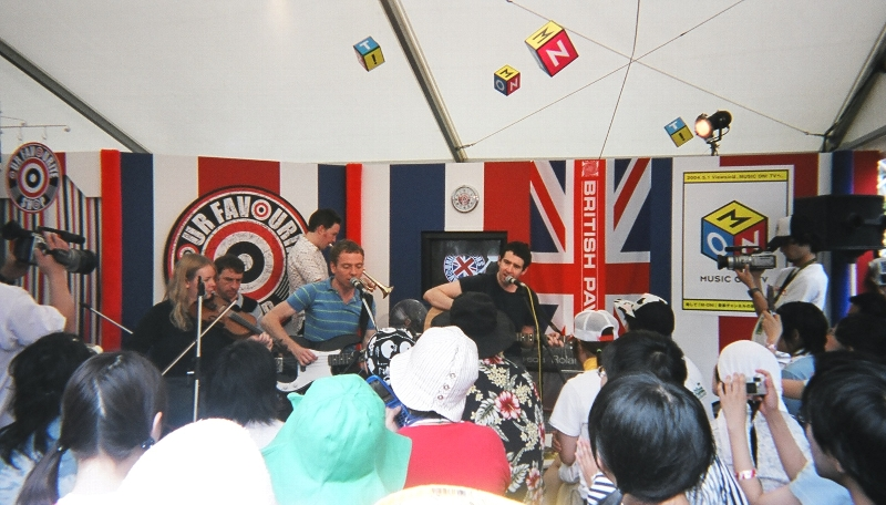 ブリティッシュ・パビリオン・ブース。ブリティッシュ・パビリオンを出展しているブリティッシュ・カウンシルはイギリスの公的文化交流機関で、総裁はエリザベス2世女王。ブリティッシュ・パビリオンでは現代のブリティッシュ・ロック・バンド約100バンドを紹介した64ページの小冊子を配布している。ロック文化に公的機関がこれだけかかわるのは、ロックがイギリスに財産をもたらすことを自覚しているためと推測され、イギリスのふところの深さのようなものを感じる。写真に写っているのはベル＆セバスチャン。