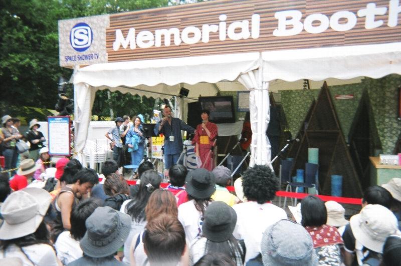 スペース・シャワーTVのブース。ここもアーティストのライブができます。左はブライアン・バートンルイス。