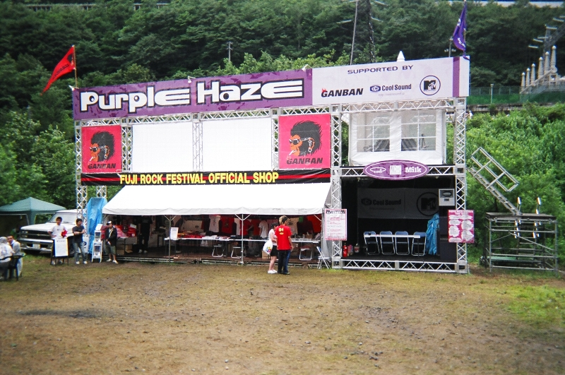 昼間のパープル・ヘイズ。2階の右はDJの部屋。夜はこの一帯がクラブ化します。 