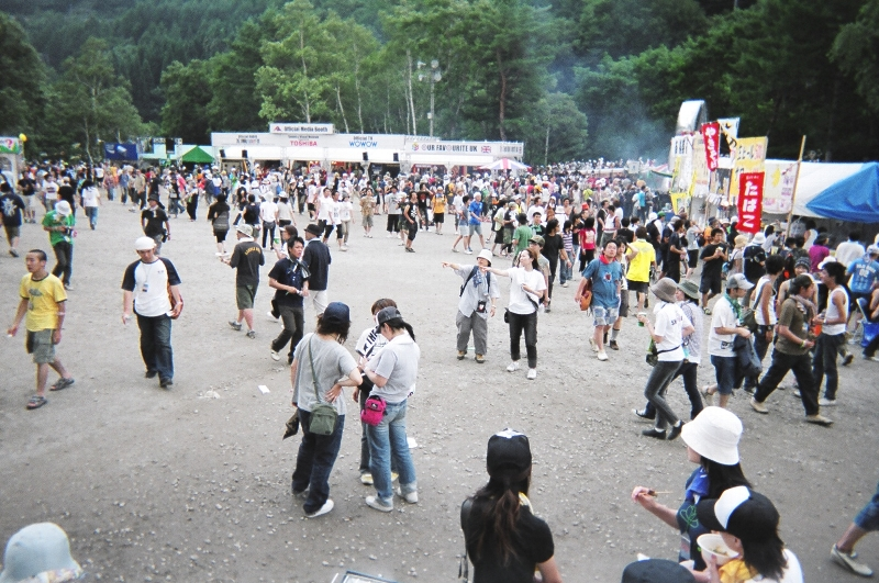 オアシスの真ん中にあるやぐらからグリーン・ステージ入り口方面を望む。右から煙があがっているのはもち豚の店です。