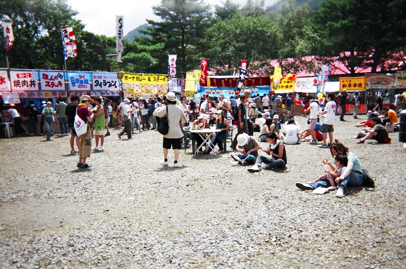 オアシスの最も奥。いすとテーブルがありますが、数が少ないので多くの人は地面に座って食べるか立ち食いします。写真の右側あたりがレッド・マーキーの前の方の入り口。