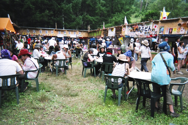 ワールド・レストラン。異国料理が多いエリア。夕食時には混雑します。 