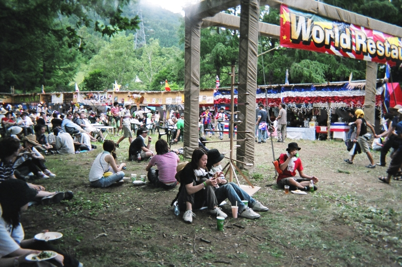 ワールド・レストランの入り口。イギリス料理店「1066」のフィッシュ・アンド・チップスが人気。「1066」という店名はイギリス史で重要な1066年のヘイスティングスの戦いから来ていると思われます。