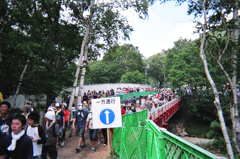 以前からあるオアシスとグリーン・ステージの間の橋。下を流れるのは浅貝川で、この下流にところ天国があります。ここも一方通行ですが守る人はあまりいません。
