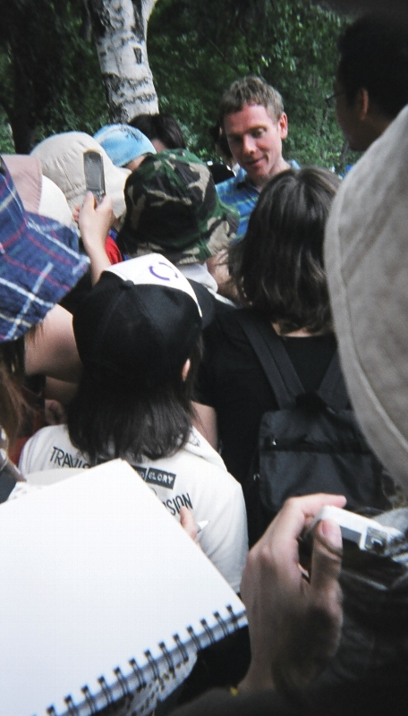 サインを求められるベル＆セバスチャンのボーカルのスチュアート・マードック。 