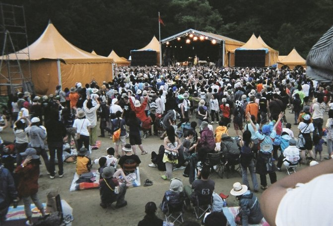 ステージがよく見える場所から会場全体を望む。 