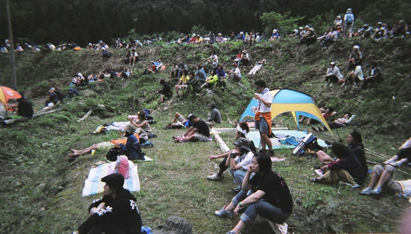 オレンジ・コートは会場全体が盛り土に囲まれています。 