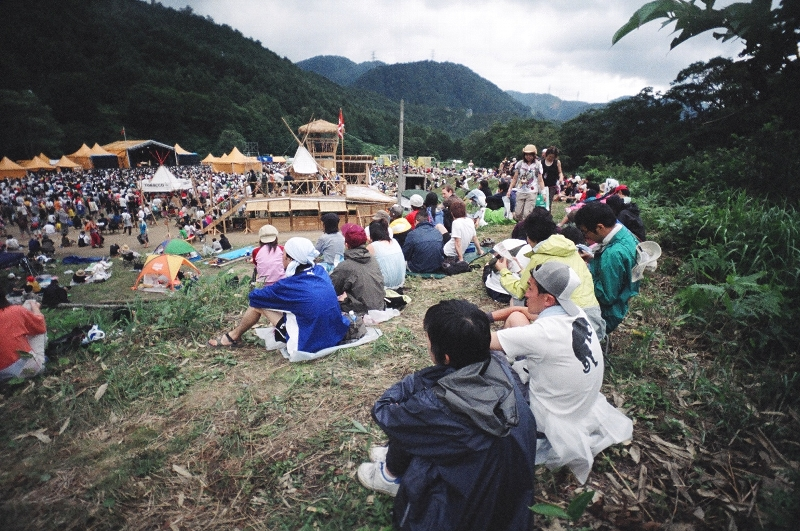 観客が多いときのオレンジ・コート。この時間はUAが出演していました。 