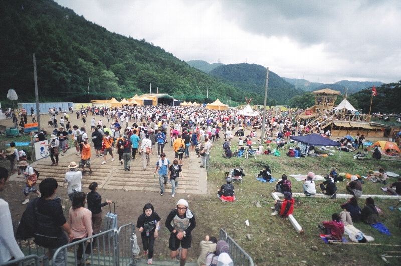 フィールド・オブ・ヘブンの奥にオレンジ・コートがあります。ステージは大きくないのでソロ・アーティストや小編成のグループが多く出演します。ここは入場ゲートから最も遠いところにあり、20分から30分くらいかかります。