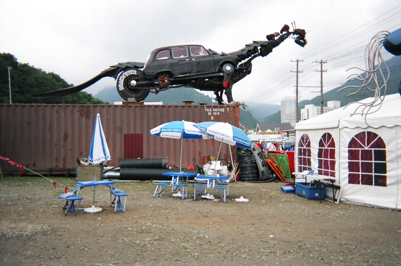 03年は口から火を噴いていました。04年は確認していません。 