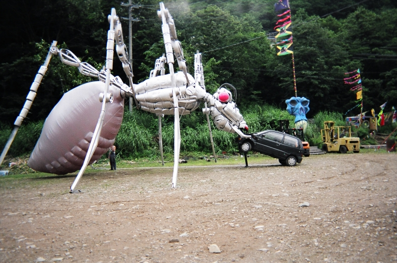 ザ・パレス・オブ・ワンダーは昼はオブジェ置き場、夜はイベント会場になります。イベントは年によって内容が変わります。