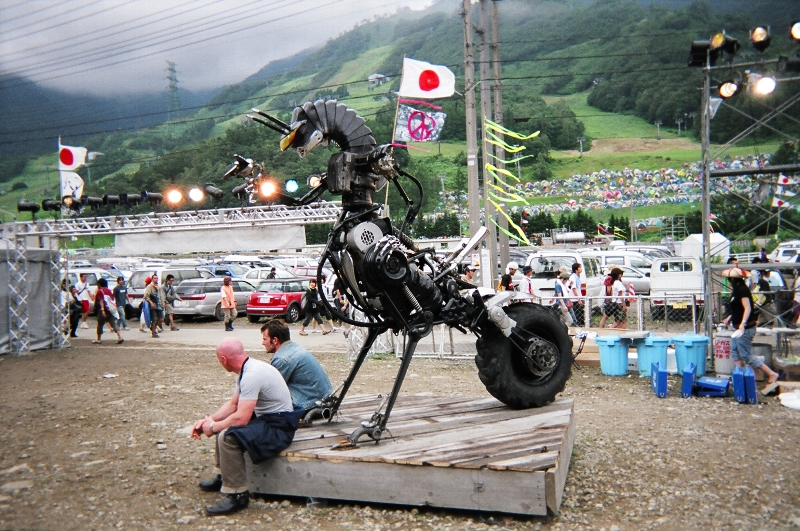 オブジェは自動車部品を使った生物が多い。 